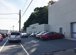 dayelevator's tweet photo. Jaguar Great Neck gets a new Giant Lift #MaterialLift at their repair & auto service facility in NY. https://t.co/34zFfil7Ta https://t.co/jCPidiijqo