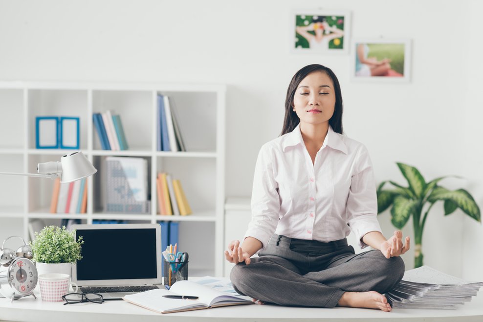RobertHalfFR's tweet photo. #VendrediTips Et si vous essayiez ces exercices de #sophrologie pour vous détendre au #bureau ? https://t.co/zsaKe0k5d4 https://t.co/oRpaj84ssq