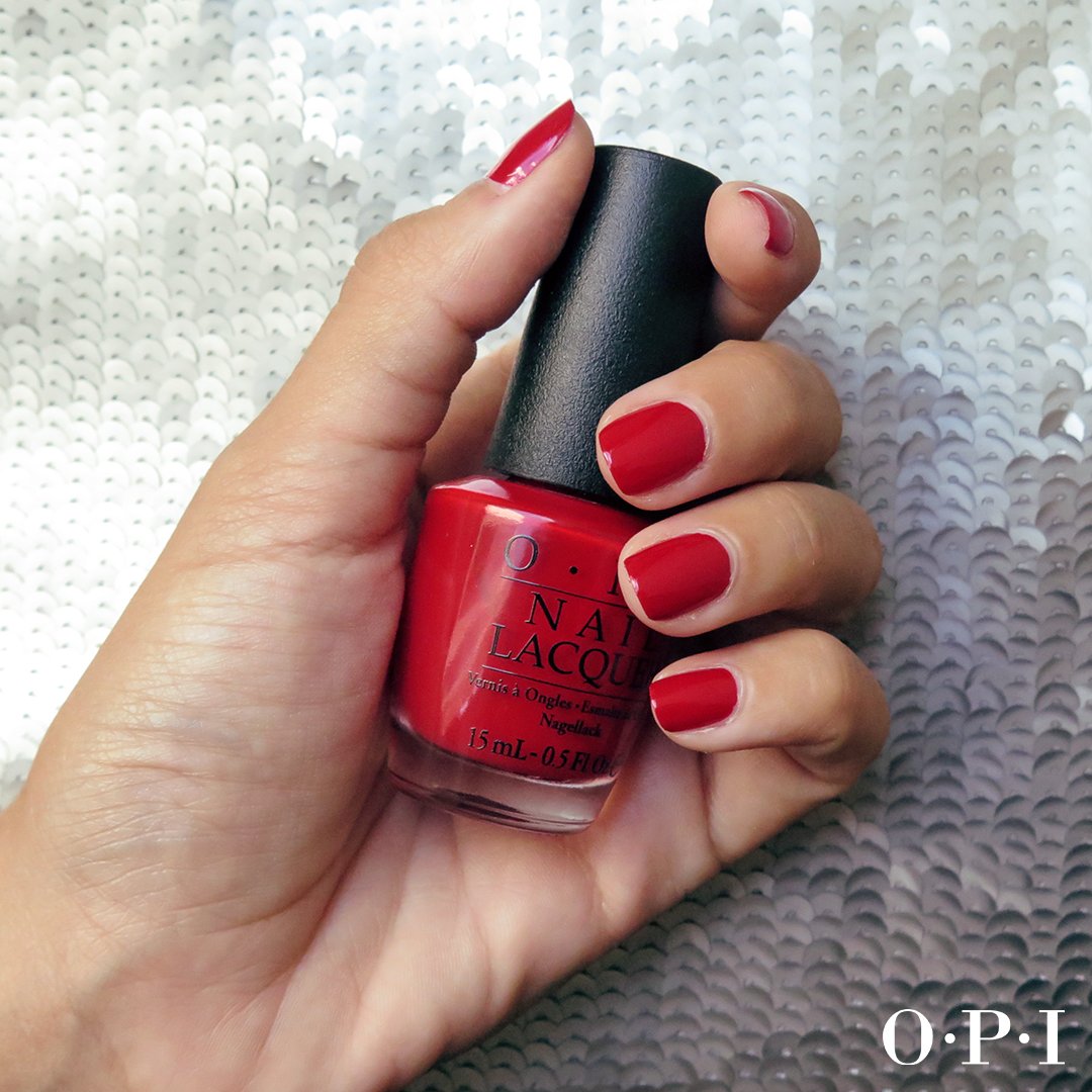 Un tono clásico para combinar con tu outfit. BIG APPLE RED❤ #Opi