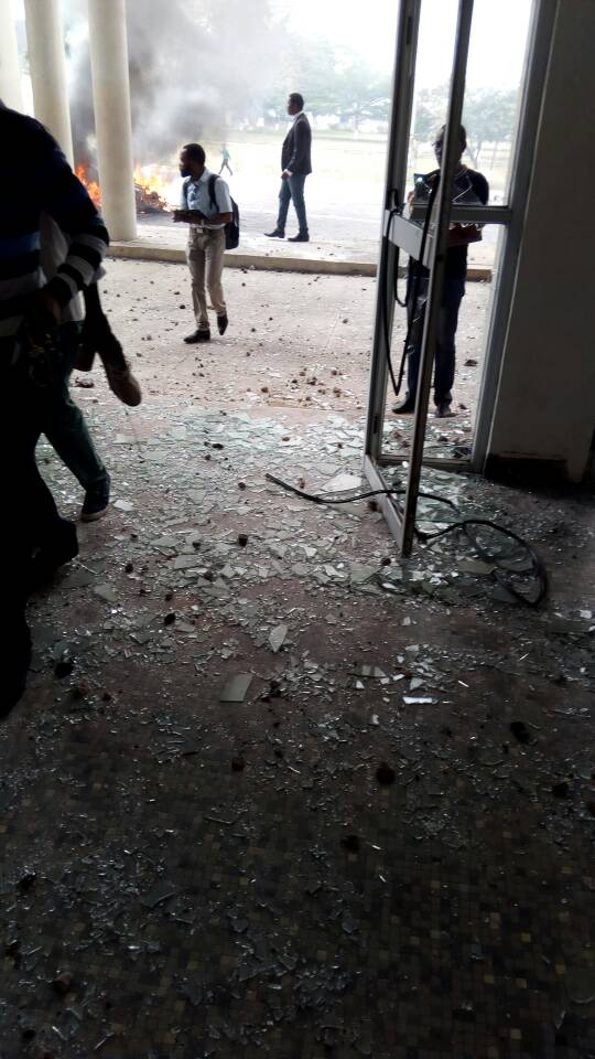 RDCMonitor's tweet photo. La situation à l'Unikin Kinshasa en #RDC ce vendredi 21 juillet 2017, les étudiants en ont marre de Joseph Kabila et sa kabilie... https://t.co/kKUoFLg0Od