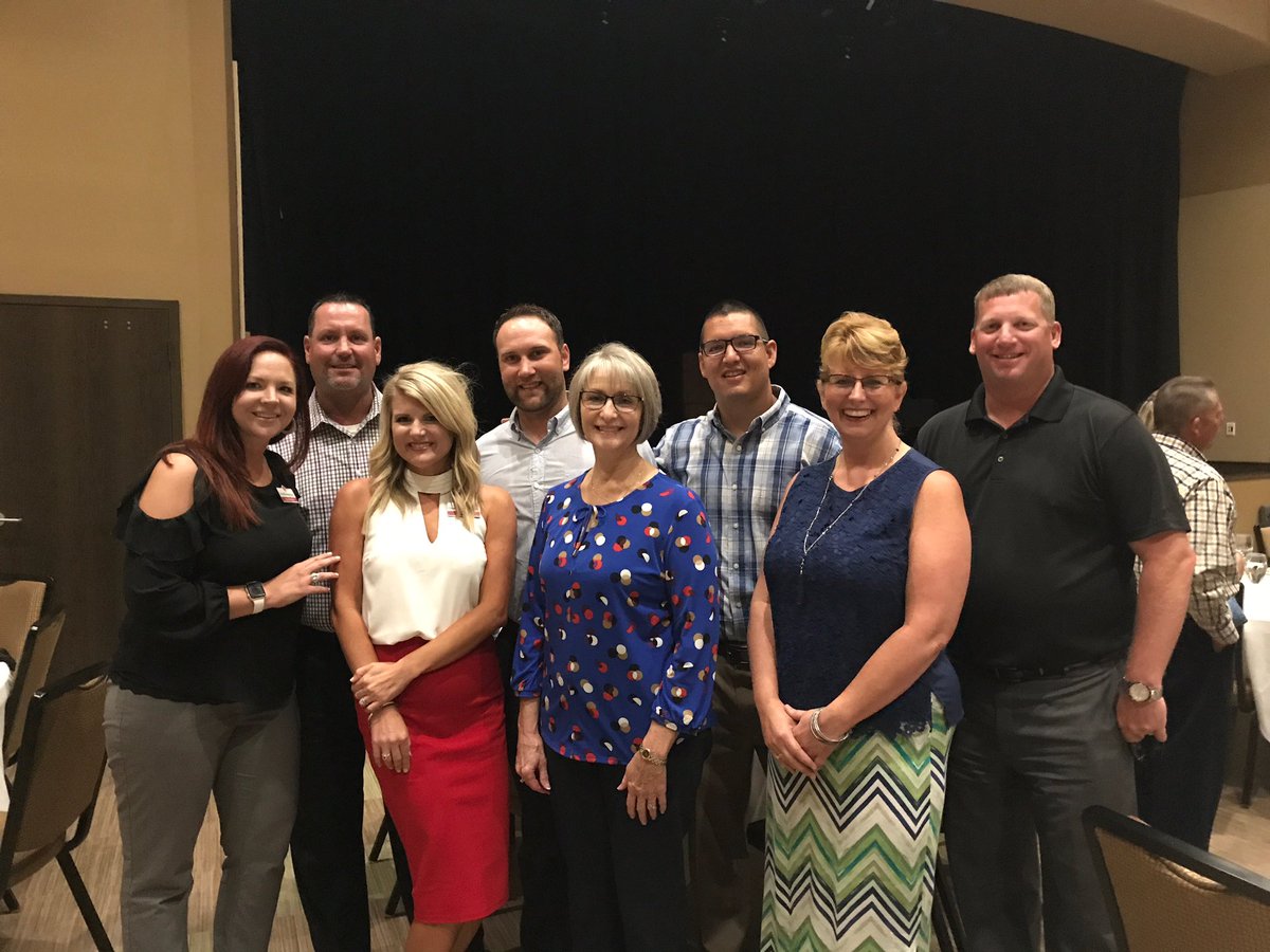 GrandSavBank's tweet photo. Our team at the Grove Chamber of Commerce Banquet last night. #LifeisGrand #NEOK https://t.co/JTzaltt8Ss