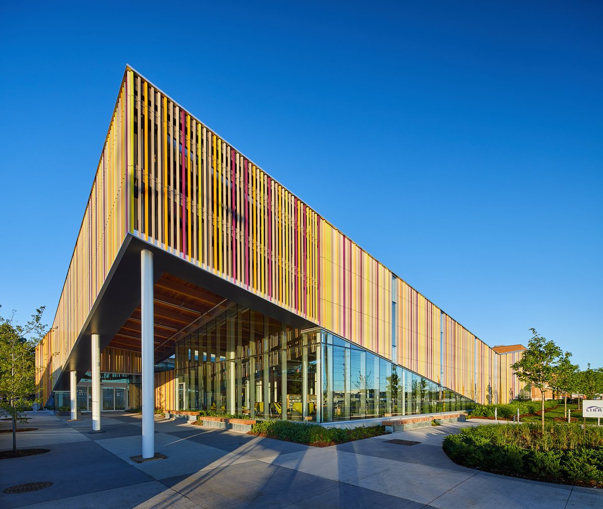 archpaper's tweet photo. .@perkinswill designs a vibrant terra cotta facade for a library and its four courtyards: https://t.co/Adkepi3DCQ https://t.co/ulI6bu6xNZ