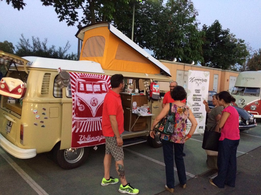 IPortali's tweet photo. Il cibo trova sempre coloro che amano cucinare e mangiare...oggi alle 18,00... #iportali #foodtruck #catania #streetfood #weekend #summer https://t.co/qlCbZLoTqp