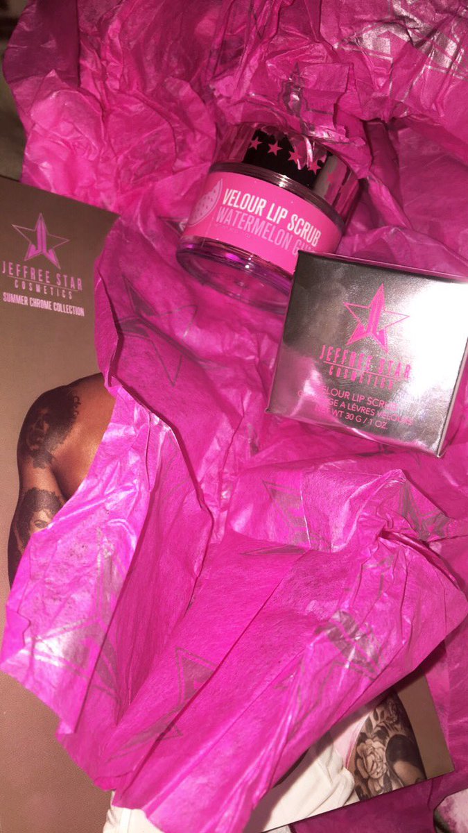 EsskayB's tweet photo. The packaging 😍😍 @JeffreeStar https://t.co/5zS80BVbuk