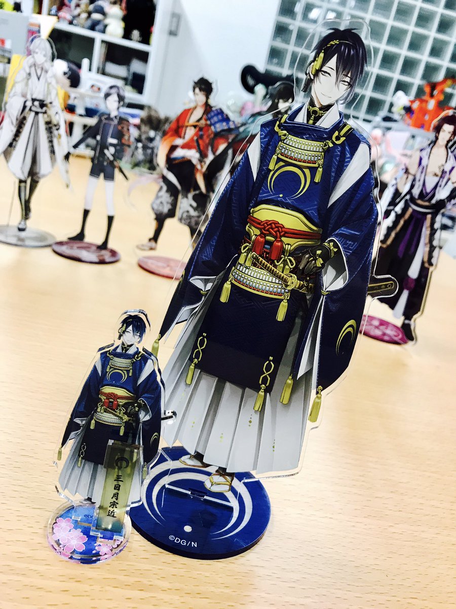 でじたろう ニトロプラス On Twitter 刀剣乱舞の新商品 アクリルキャラスタンド のサンプル監修中 発売中のアクリル フィギュアと比較して高さで２倍以上大きいサイズ 色味がキレイで 紋入りの台座もいい感じ ワンフェスで先行販売出来るように調整中です