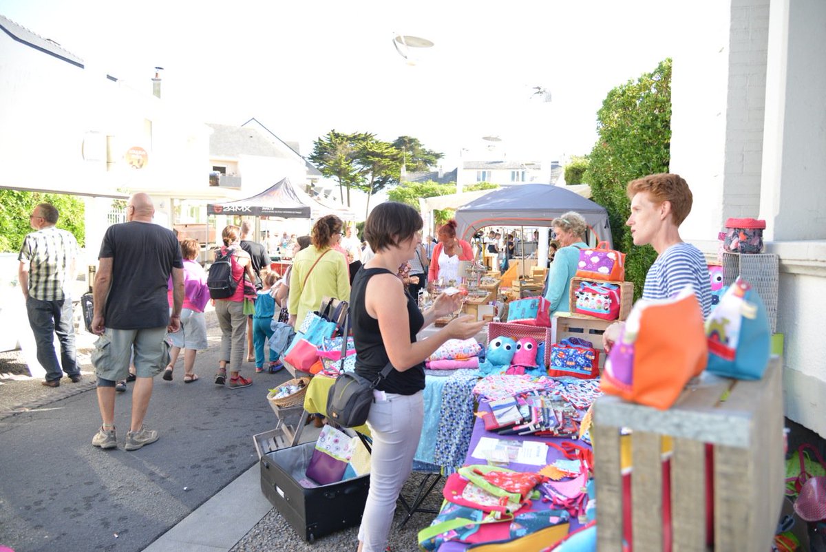 VilleStNazaire's tweet photo. 🍓👚🕶Ce soir à partir de 18h, rendez-vous au marché nocturne de Saint-Marc ! Produits locaux, artisans créateurs et dégustation sur place 👍 https://t.co/3J3YkhOAfw