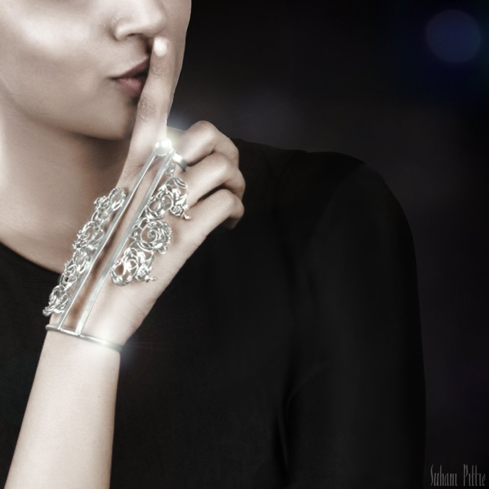 SuhaniPittie's tweet photo. Let your hair down & own the party with some #haathphool swag-> https://t.co/Qk9ck8KYU7 #weddingjewellery #party #fashion #suhanipittie https://t.co/wzcWAEyrQF