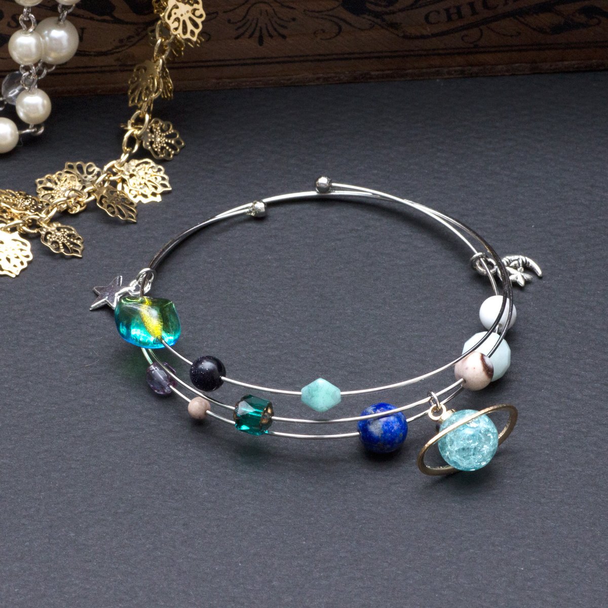 tie_on_acce's tweet image. 月のように共に、
星のように永遠に、
太陽のように輝いて。

「天体模型ブレスレット(太陽系)」
ゴールド×ピンク、シルバー×ブルー　各1,400円
#博物ふぇすてぃばる #tieon