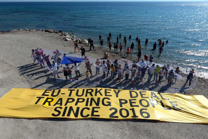 Mülteciler, ada halkı ve aktivistler bugün Midilli'de gerçekleştirilen Avrupa liderlerini vaatlerine uymaya çağırdı. bit.ly/2uPMB5u