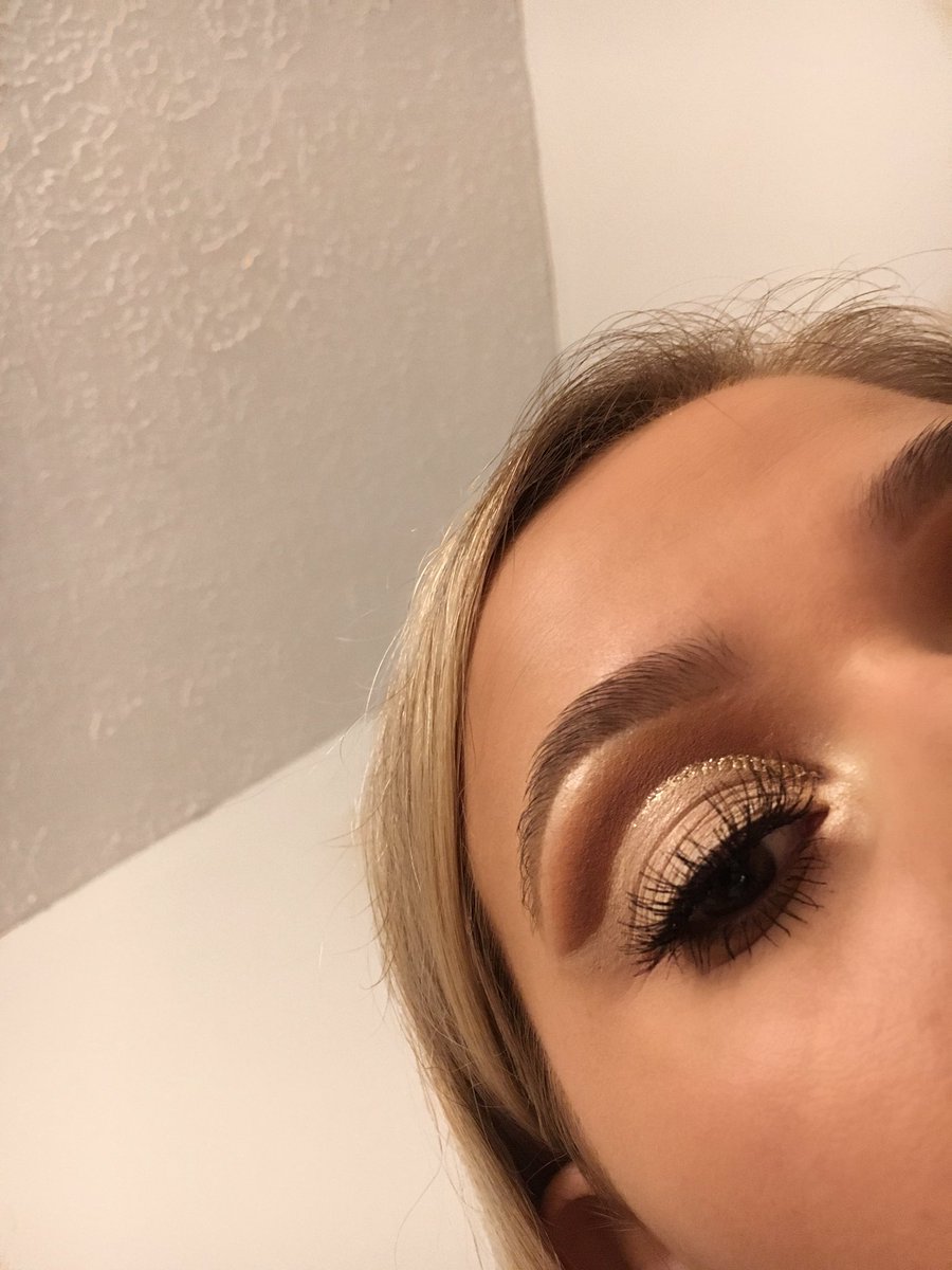 Hannah_May47's tweet photo. My very first cut crease 🔪✨ inspired by @_brittney_kay ❤️ https://t.co/4hvfW0At33