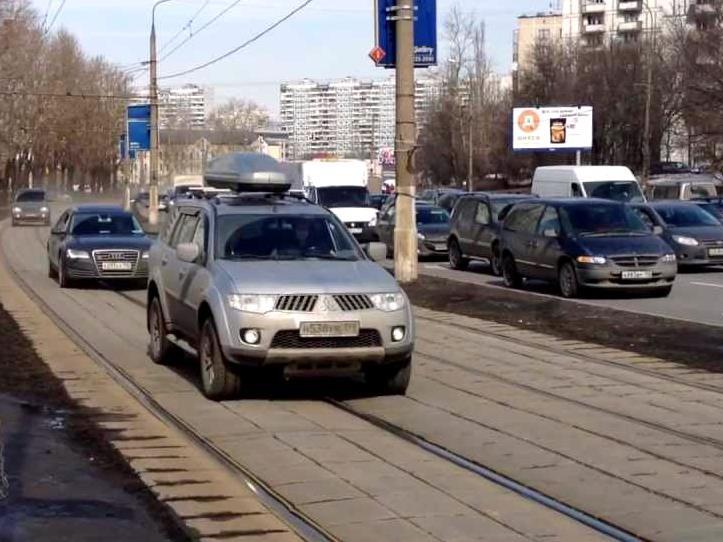 Выезд на трамвайные. Штраф с камеры за езду по трамвайным путям. Такси едут по трамвайным путям. Пересечение сплошной и трамвайных путей Екатеринбург. Можно ли ехать на трамвайных путях.