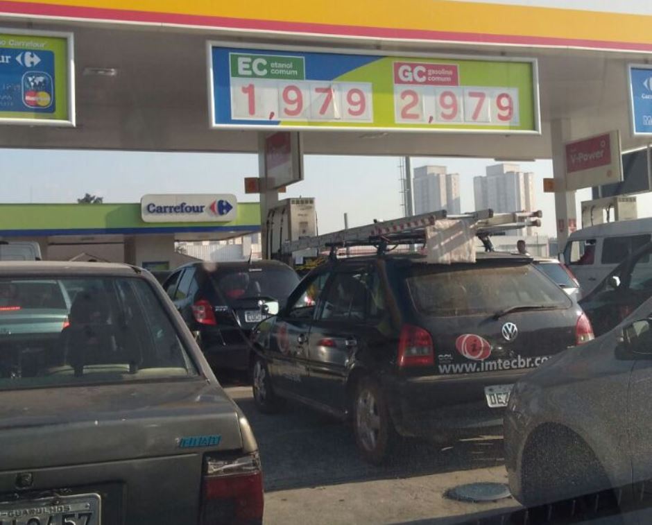 sitedaband's tweet image. Motoristas já enfrentam filas em postos de combustíveis goo.gl/W42itR