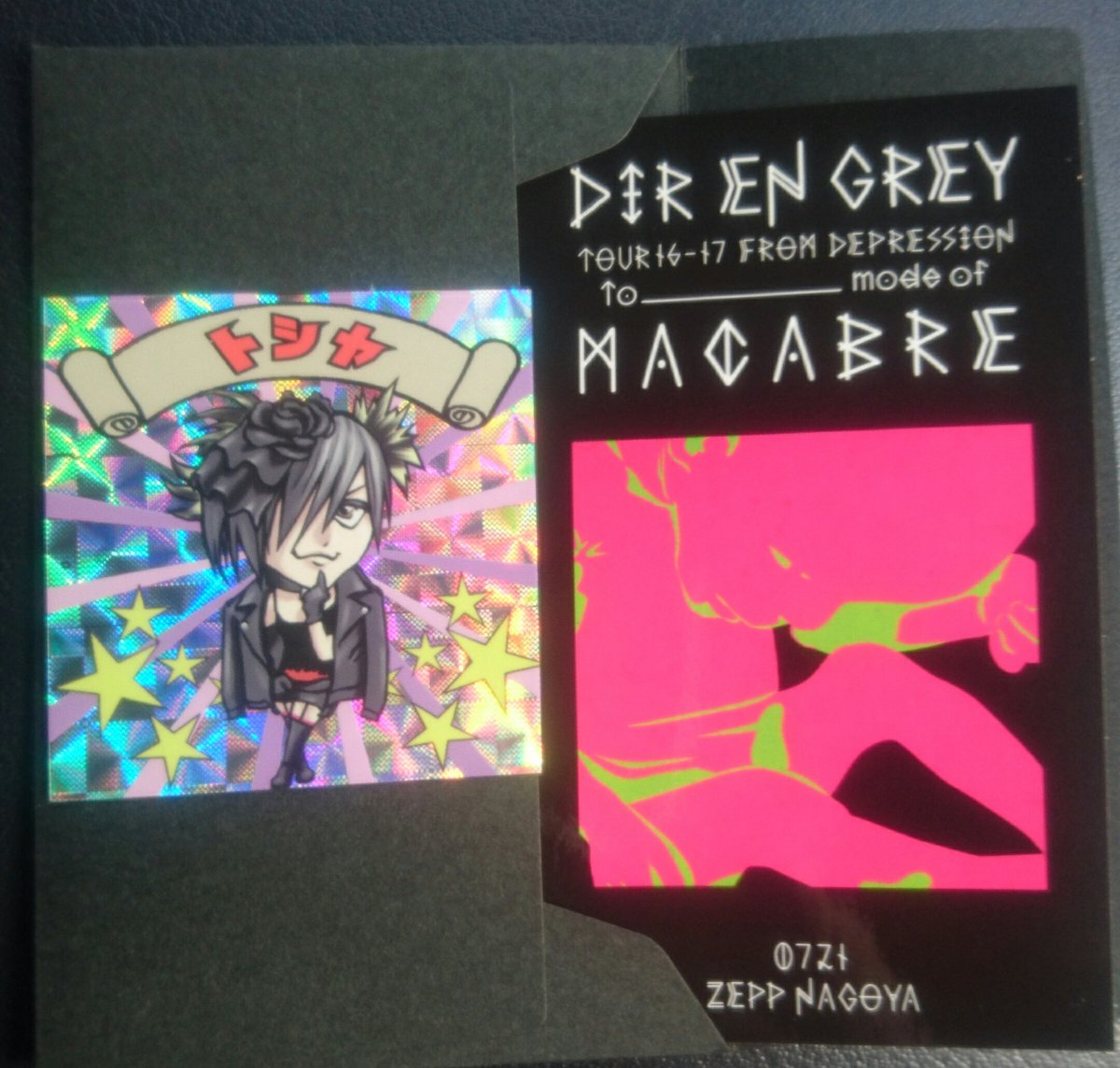 さや V Twitter Dir En Grey マカブラツアー名古屋初日 Toshiyaさんは安定のイケメン 毎回毎回イケメン度がパワーアップしててる そーいえば今日グッズのステッカー10枚買ってみたらフルコンプしたwwしかも残り２枚は薫さん京さんダブリという幸せ 適当に束で取っ