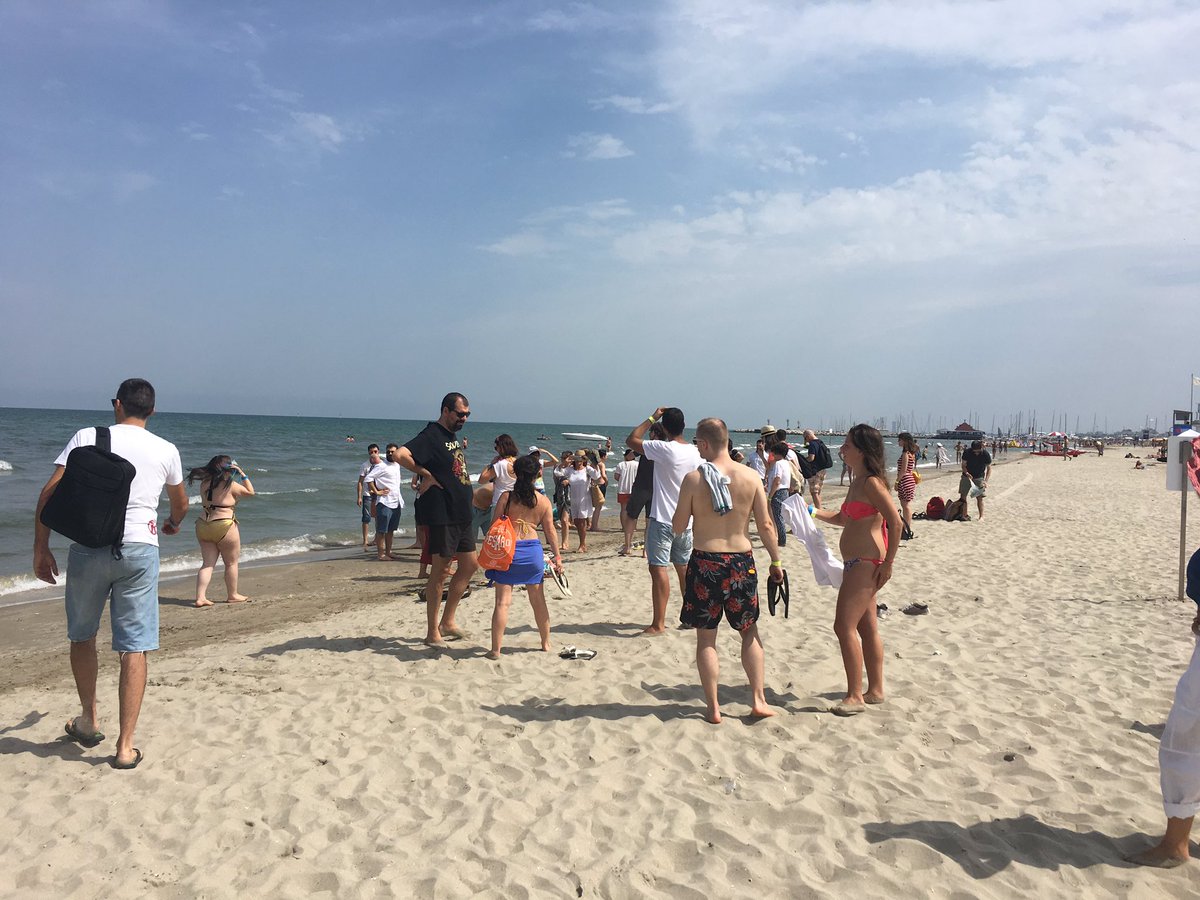 IrisDevigili's tweet photo. #beachandlove backstage. A piedi nudi nella sabbia, risate e simpatia https://t.co/ldjiE7rCbz