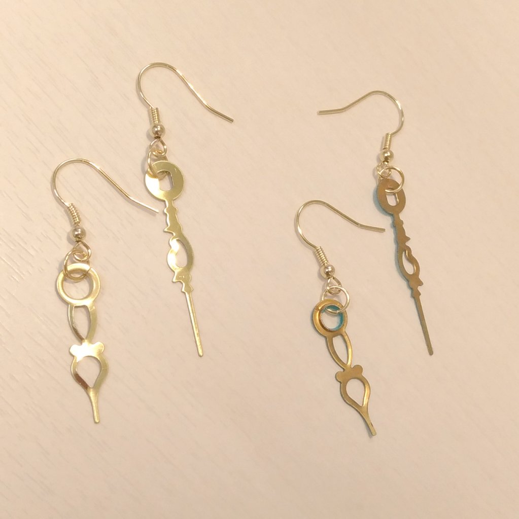 tie_on_acce's tweet image. 【作品紹介④】
時計針のピアス・イヤリング
各1,200円
※ピアス16KGP素材+シリコンキャッチ、イヤリング裏ゴム付き
#博物ふぇすてぃばる #tieon