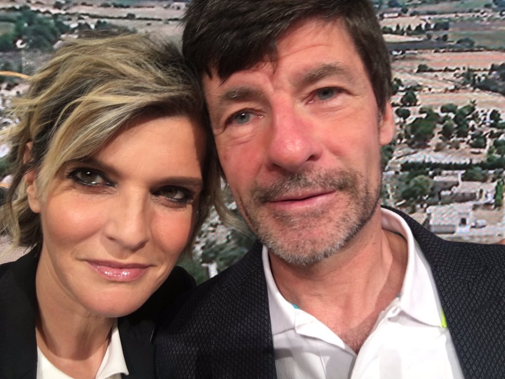 destefanoaless's tweet photo. Il più bel momento delle trasmissioni del @LeTour @bugno_gianni che racconta il suo Fiandre su @RaiTre #grazieCampione #checlasse #unicoooo https://t.co/dXIx7oG3Jt