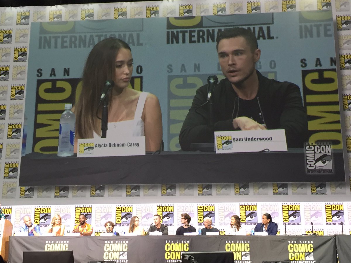 "Women don't need men to survive. I think Jake's trying to actually help boost Alicia up as a leader" - @samunderwood #FearTWD