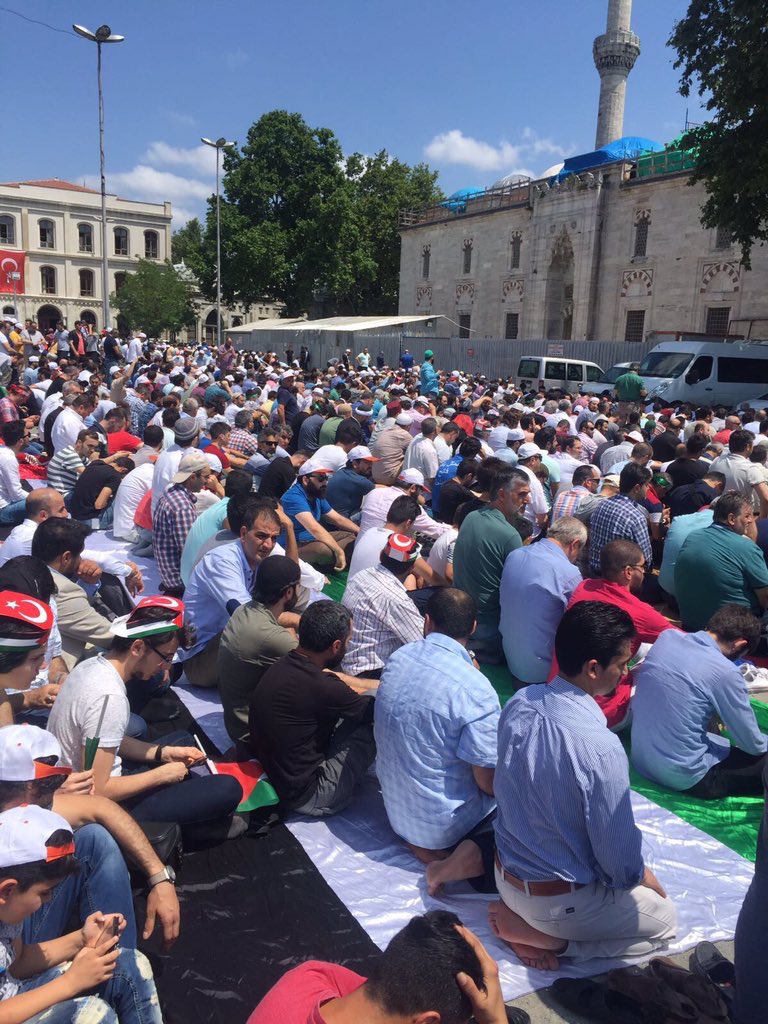 Cuma namazından sonra Beyazıt meydanında #MescidiAksâ için #AksaİçinTekSes olduk.