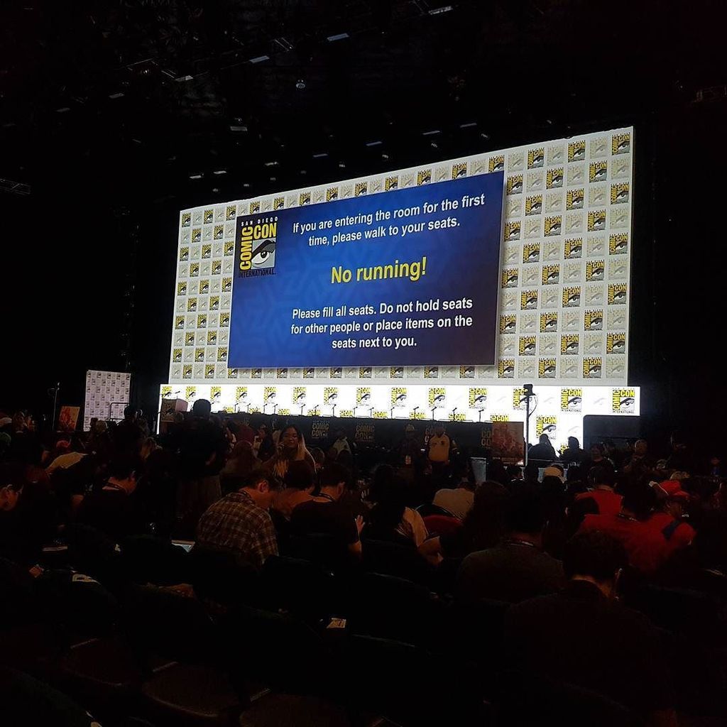CinePREMIERE's tweet photo. Ya estamos en el aclamado y muy lleno Hall H para los paneles de ¡The Walking Dead y Fear The Walking Dead! #SDCC2… https://t.co/41ZURMWtUK https://t.co/0TXObw3RYc