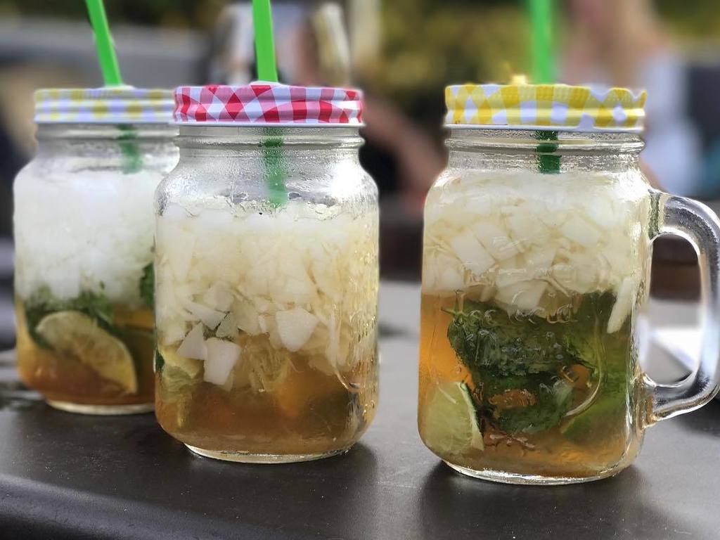CrisMLuque's tweet photo. PostWork #mojitazo #diacomoletito #influencer #terrazeo #relax #mmparets https://t.co/f27SVHDPq4 https://t.co/yOOkKRuTLx