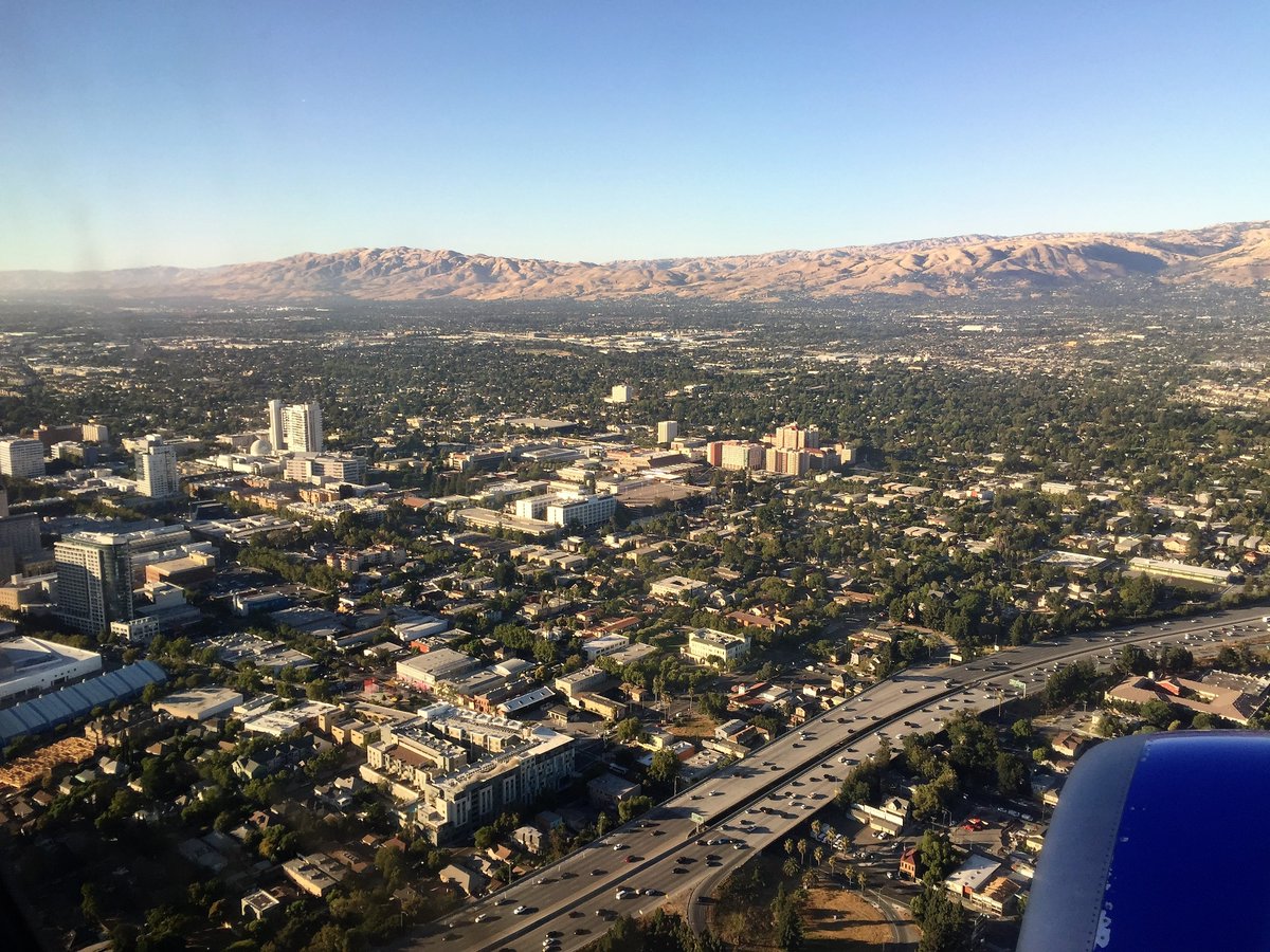 SJSUmeteorology's tweet photo. #SJSU from the air on the edge of downtown #SanJose. #DuncanHall is the closest building. #SJSUmeteorology @SciDeanKaufman https://t.co/A2mMhxm1dn