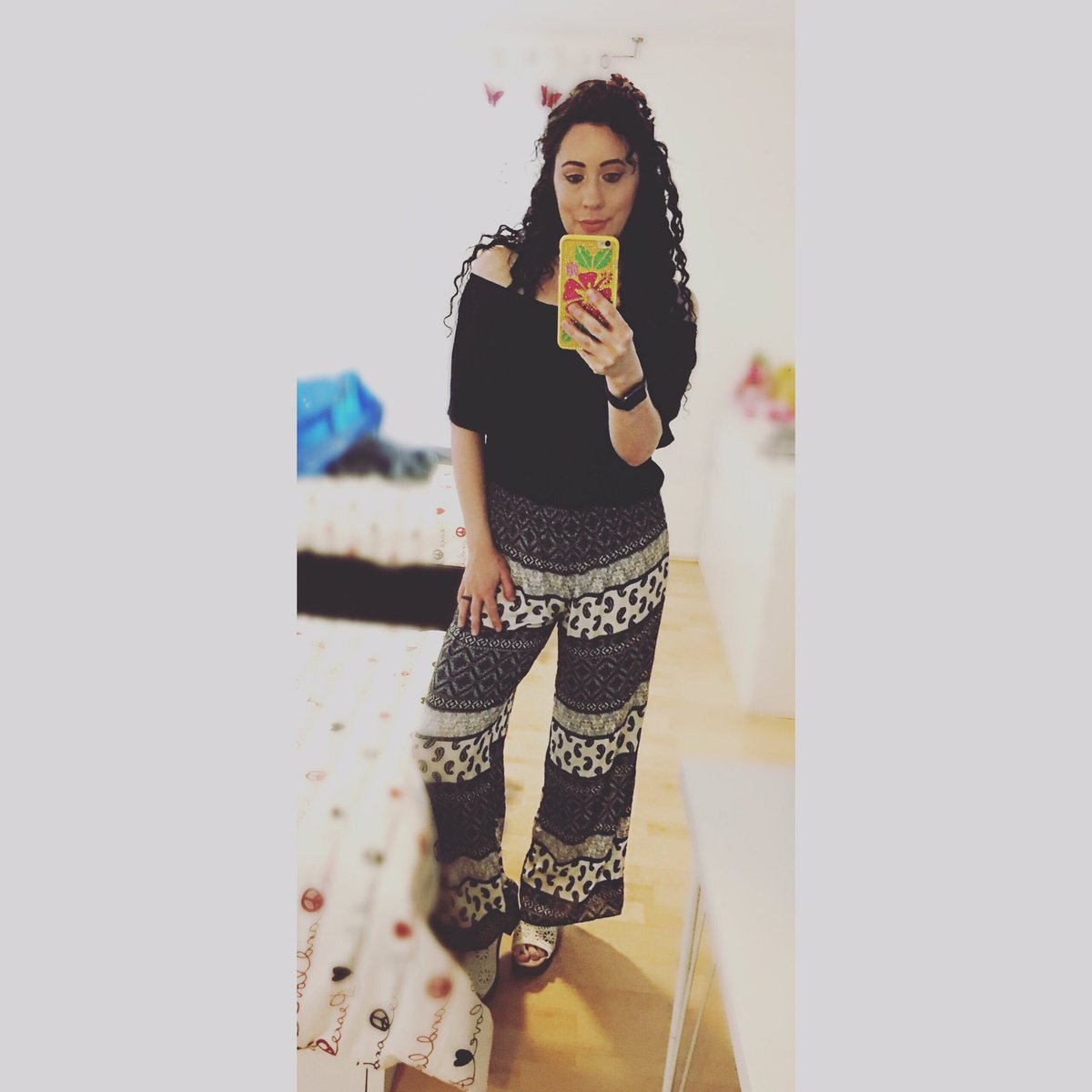 mickeys_pen's tweet image. Vintage hippie vibes today 😜#blackandwhiteoftheday #flowypants #offtheshouldertop #stylist #bohemianstyle #curlyhair #losangeles