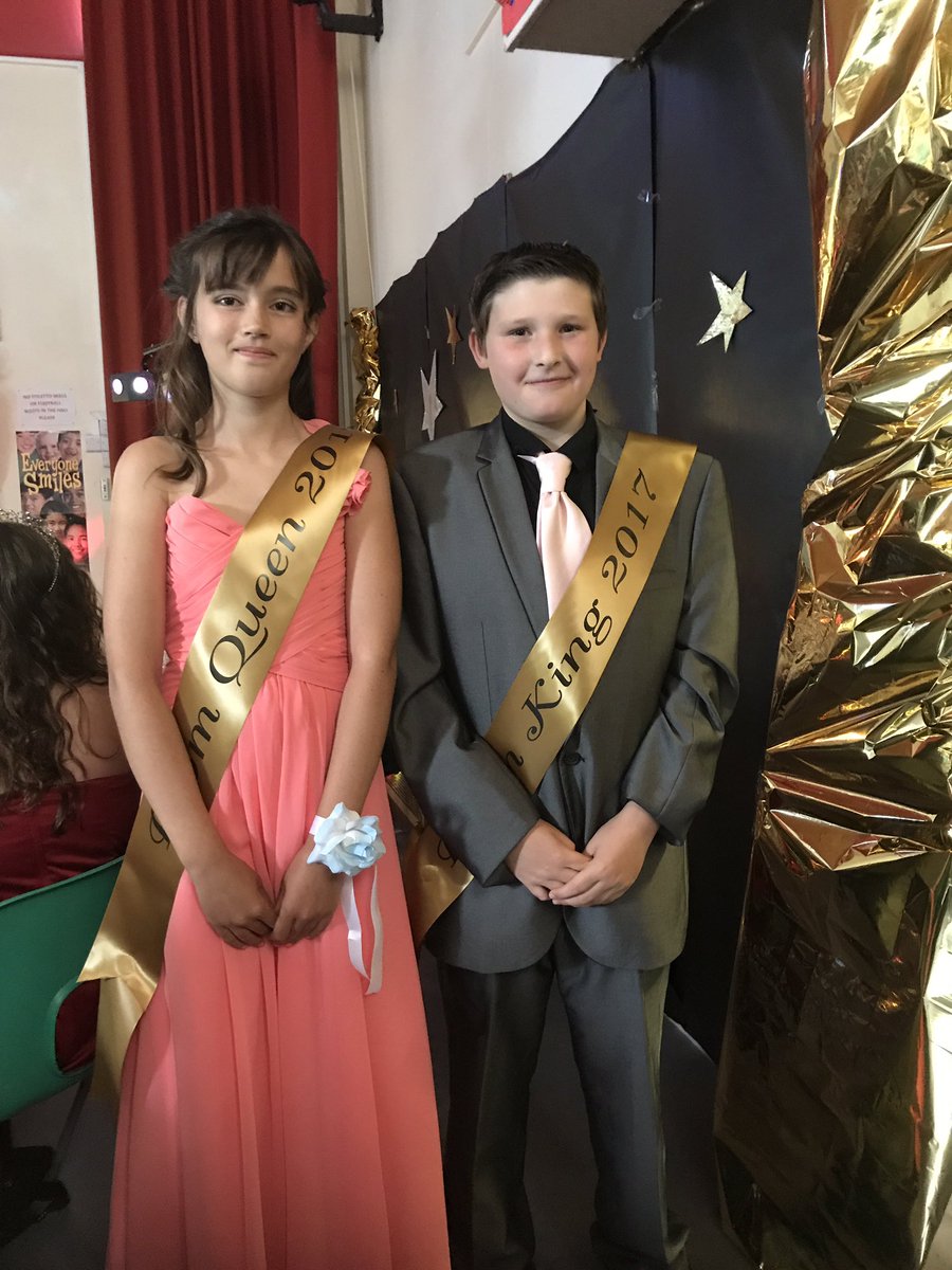 PiranCross's tweet photo. Prom king and queen https://t.co/7p3ukR3XWF