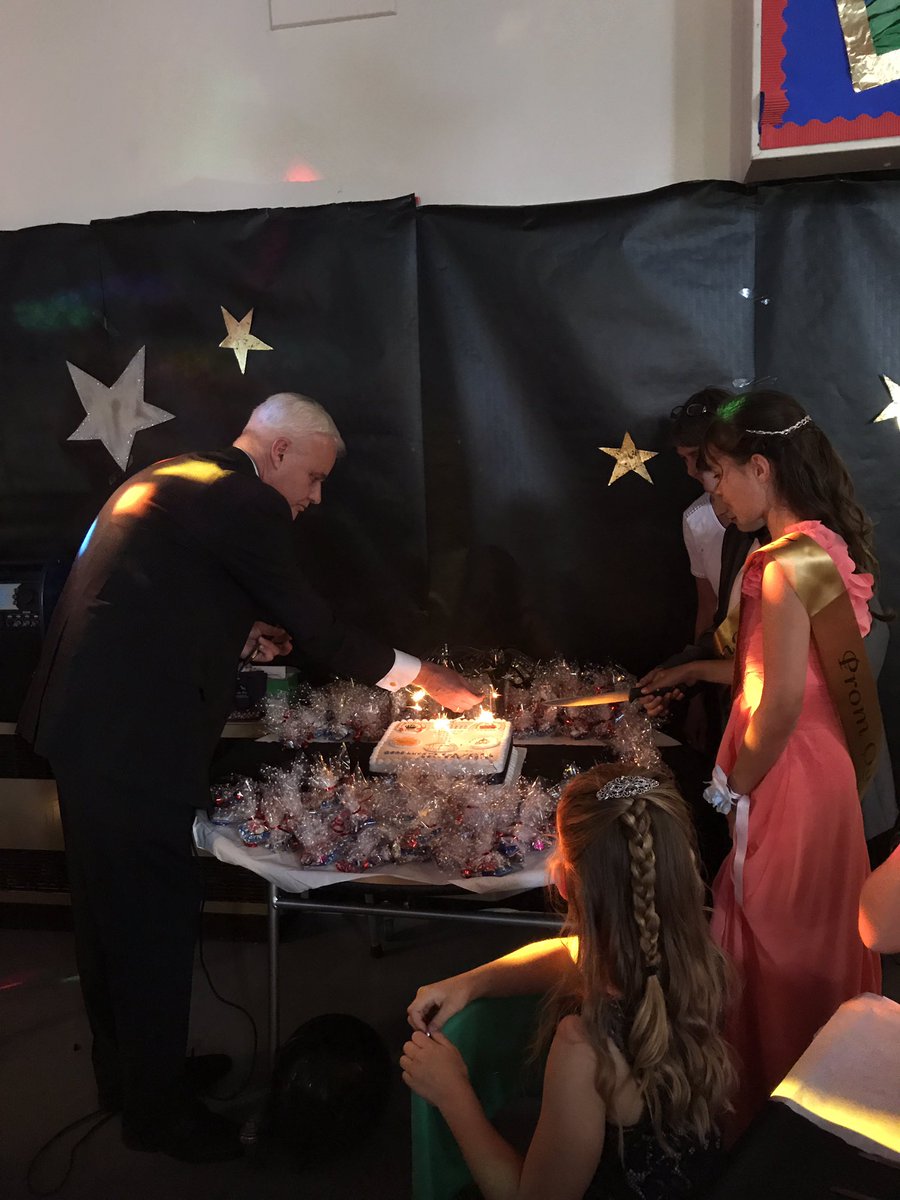 PiranCross's tweet photo. Prom king and queen https://t.co/7p3ukR3XWF