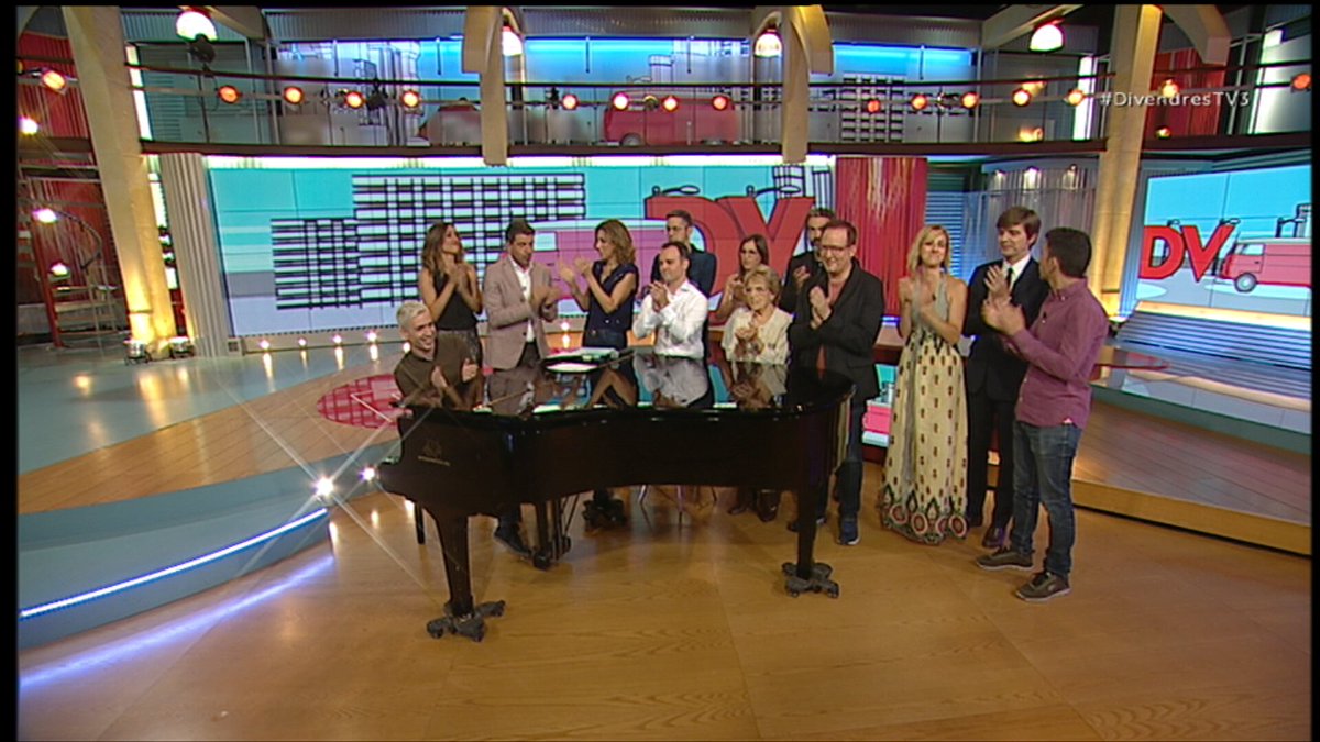 Divendres (@divendrestv3) on Twitter photo En <a href="/daniel_angles/">Daniel Anglès</a> i en @Miquel_Tejada ens interpreten la sintonia del programa per últim cop durant aquests 8 anys a #DivendresTV3 En <a href="/daniel_angles/">Daniel Anglès</a> i en @Miquel_Tejada ens interpreten la sintonia del programa per últim cop durant aquests 8 anys a #DivendresTV3