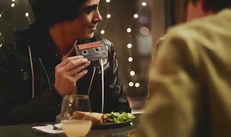 Coders_Boys's tweet image. .@JosDice con los cassettes de Hannah Baker 😂😂😂
#NoLeHablenDeAmorVideo 
#CD9 #Coders #KCAMexico