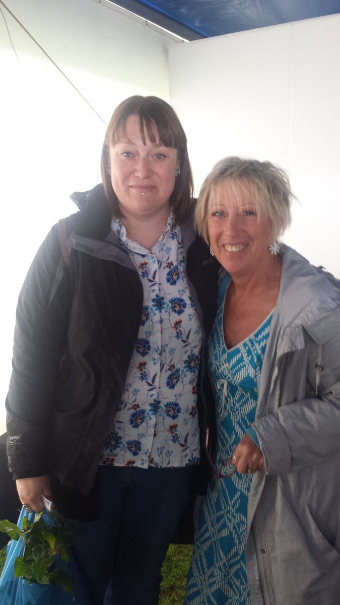 ZoeStanmore's tweet photo. Great day today at #bbctatton flower show, made even better by meeting a true inspiration. Truly honoured https://t.co/qAYMYE4T36