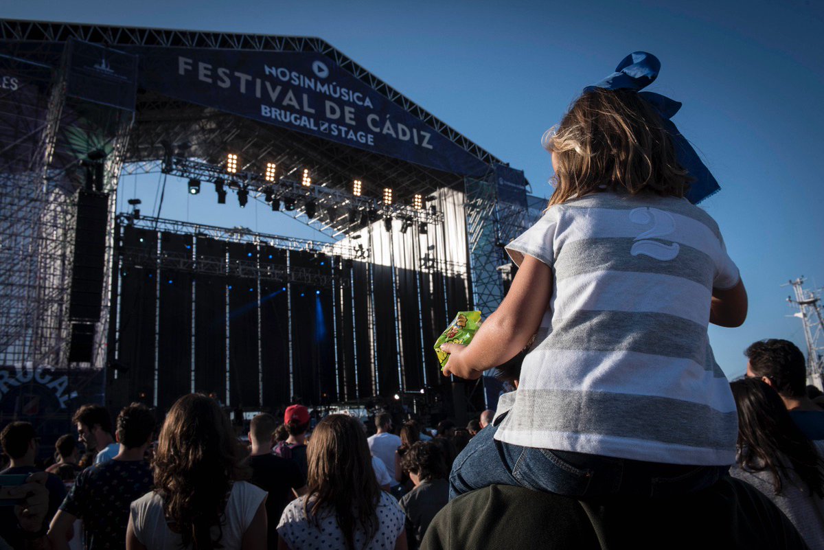 Empieza a atardecer en #NSM2017 ¡El público comienza a disfrutar de <a href="/GuillermoAlvah/">Guillermo Alvah</a> y los predicadores en escenario #Tricentenario!