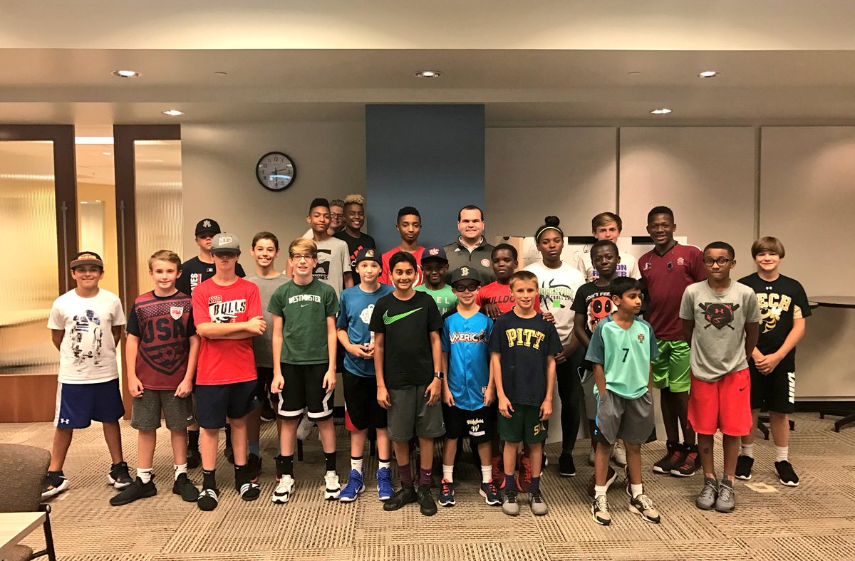 StraussMax's tweet image. Such a privilege to talk with young students who, because of their passion, are taking an entire #sportsbiz curriculum with @BreakIntoBiz.