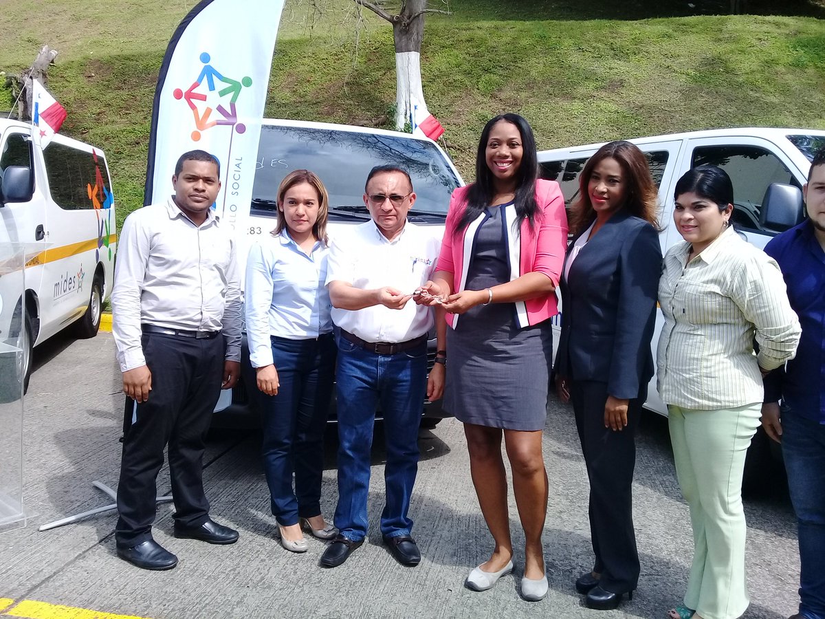diatkinsong's tweet photo. Mides-Colón recibiendo una nueva flota de vehiculos de parte del despacho superior para brindar un servicio mas eficiente a los usuarios. https://t.co/Y372u1sReV