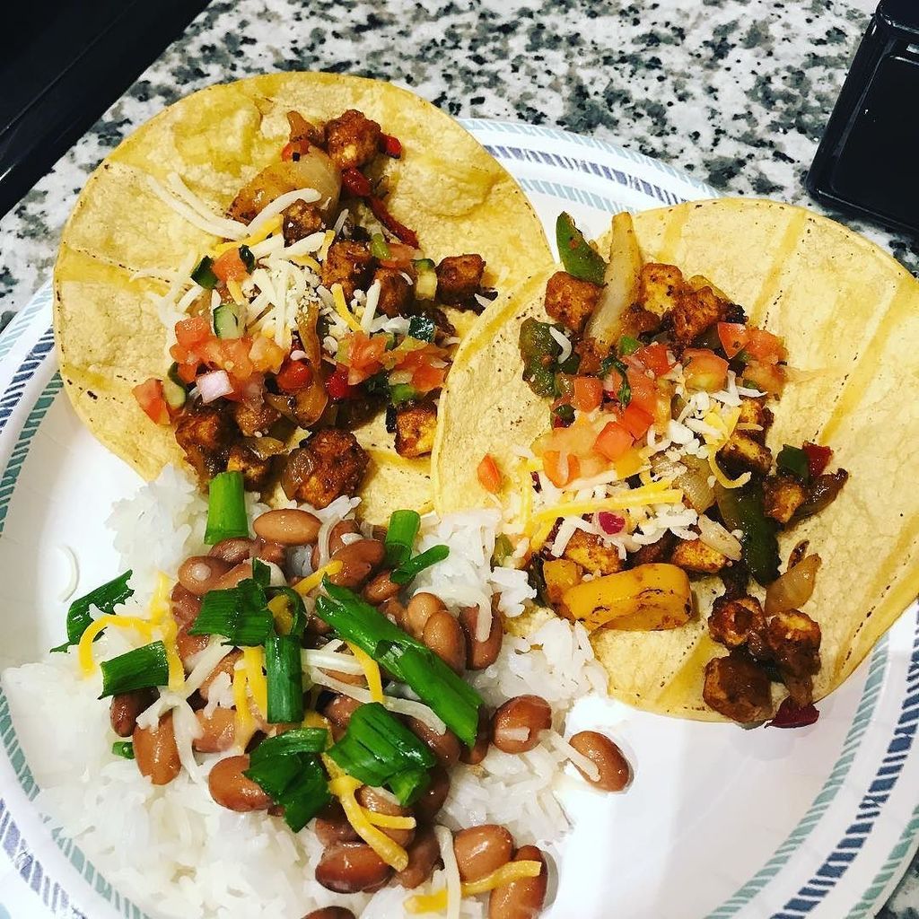 Applejaxx's tweet photo. When #bae makes dinner!!☺️❤️😍! @mizzamericano .
.
.
#TheDifference #Fadacy #tacos #riceandbeans #hot #tofu #vegeta… https://t.co/tCYAjNobd5 https://t.co/OgKML8DWsh