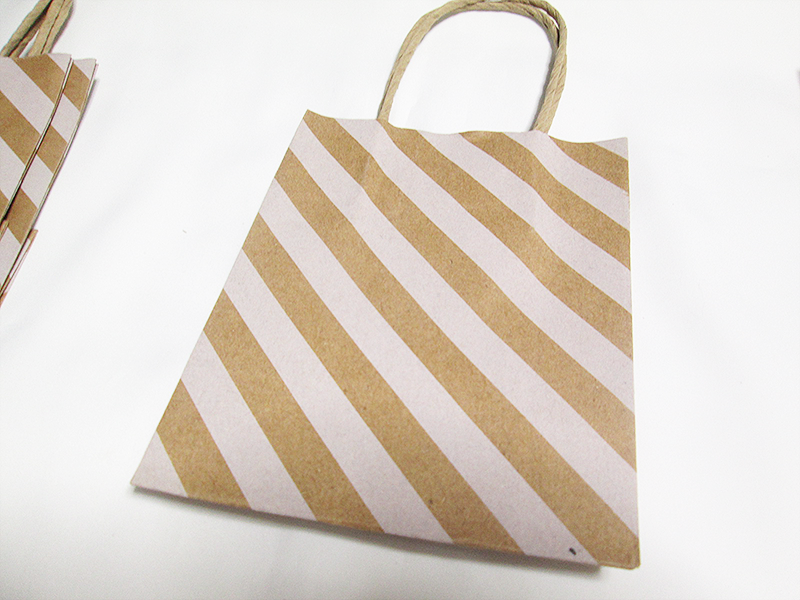 九龍デジロウ 猫9匹の執事 レビュー 100均 セリア Paper Bag 3p Ssサイズ この小さいサイズの紙袋はギフトに使えます Zero Neta T Co 8ysernot5r