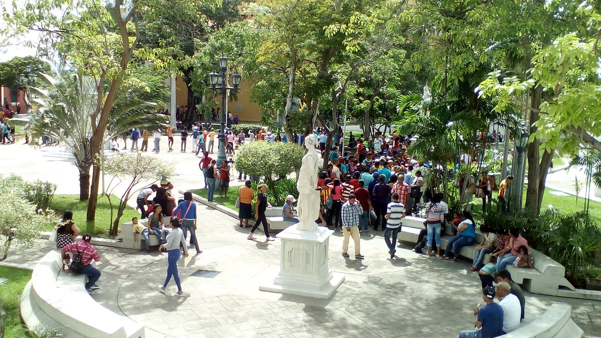 NoticiasCbo's tweet photo. #BuenViernes A esta hora el pueblo patriota d Ciudad Bolívar activado en la Plaza Bolivar para sacar el Carnet de La Patria #ViernesTricolor https://t.co/xGolxAhCfd