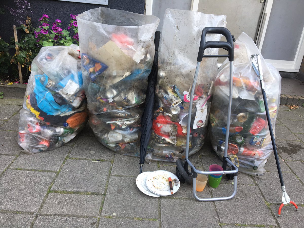 zwerfinator's tweet photo. Buit van #zwerfie-Cleanup in #Westerpark. Elk stukje gefotografeerd en vastgelegd met @litterati. @at5 https://t.co/nE7sX2k16j
