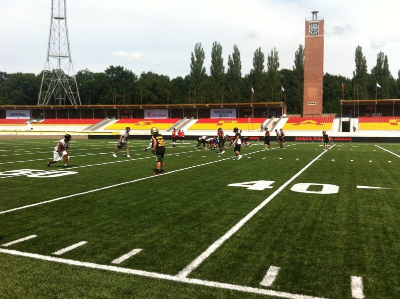 k_kaczmarek9's tweet photo. Niemcy zapoznają się z murawą 👌 #TWG2017 #NFLpl https://t.co/7AiUdeuyFC