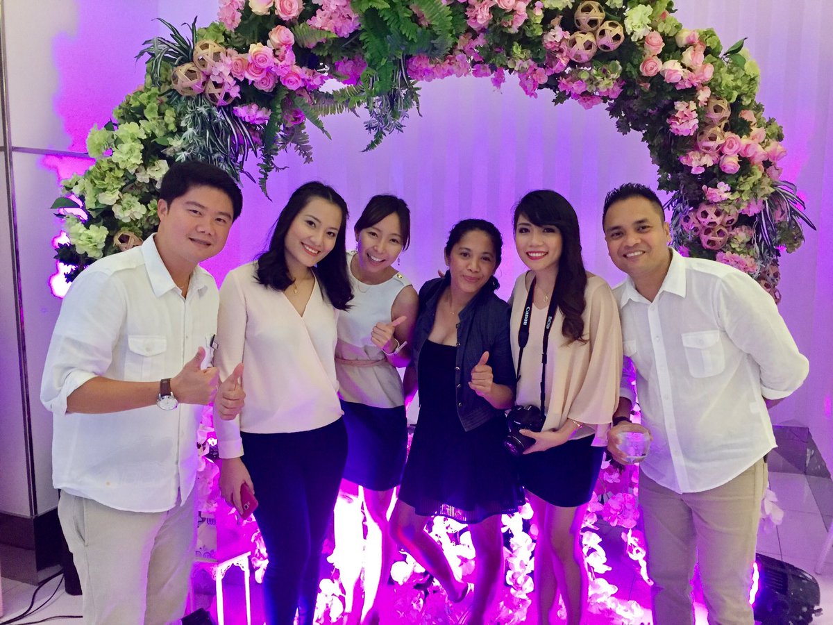 CebuWedding84's tweet photo. セブ中のウェディングコーディネーターが集まる #makingmomentstogether パーティーに参加。with リシェル。 ラッフルやらゲームやらで3回表彰されるというラッキーな #blesscebu でした😄 #movenpick https://t.co/AzWImnZuFP