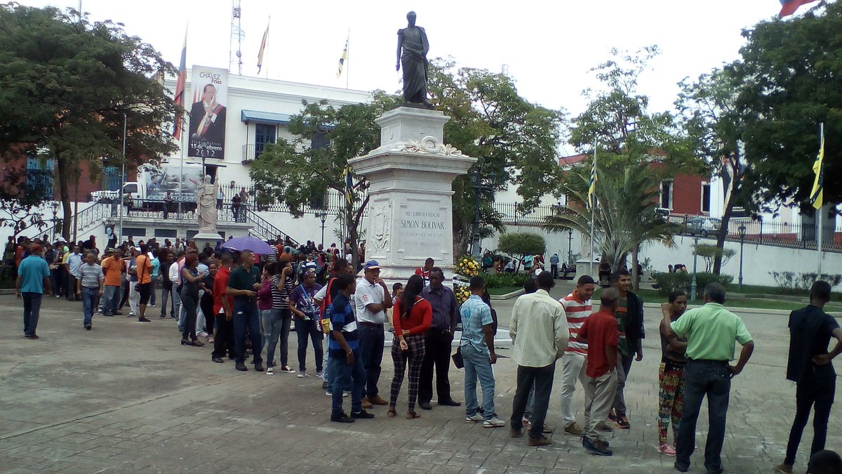 NoticiasCbo's tweet photo. #BuenViernes A esta hora el pueblo patriota d Ciudad Bolívar activado en la Plaza Bolivar para sacar el Carnet de La Patria #ViernesTricolor https://t.co/xGolxAhCfd