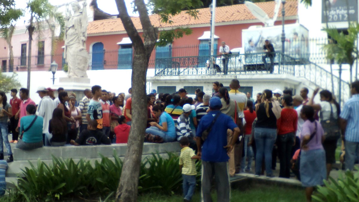 NoticiasCbo's tweet photo. #BuenViernes A esta hora el pueblo patriota d Ciudad Bolívar activado en la Plaza Bolivar para sacar el Carnet de La Patria #ViernesTricolor https://t.co/xGolxAhCfd