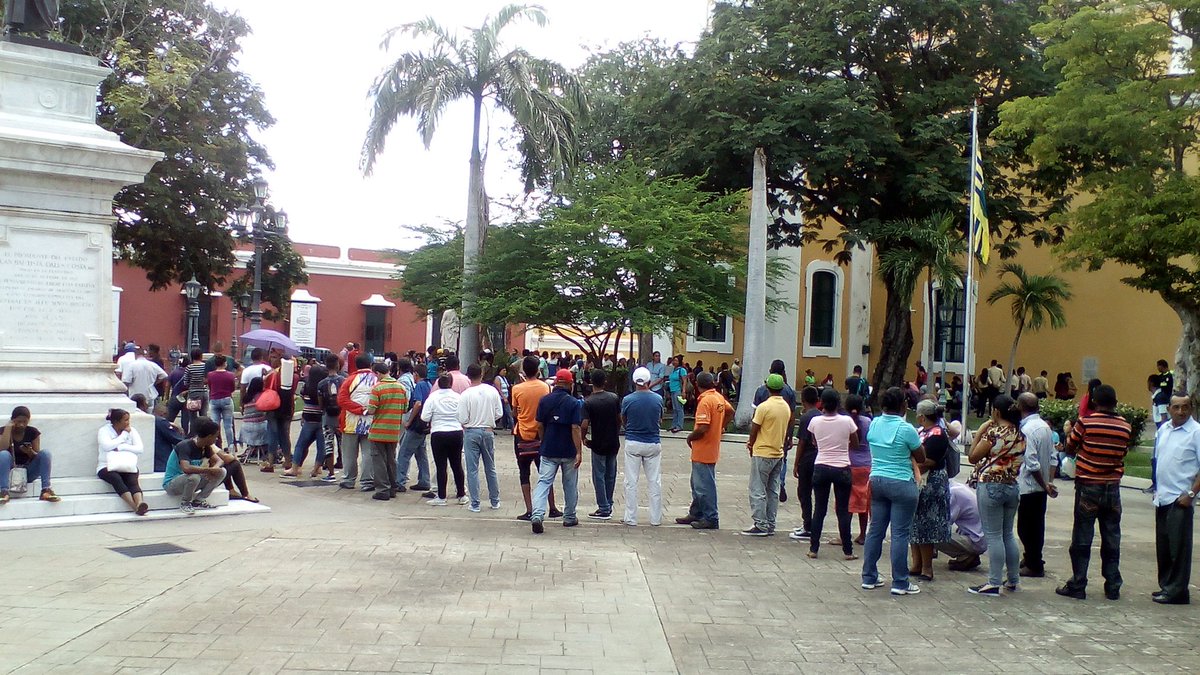 NoticiasCbo's tweet photo. #BuenViernes A esta hora el pueblo patriota d Ciudad Bolívar activado en la Plaza Bolivar para sacar el Carnet de La Patria #ViernesTricolor https://t.co/xGolxAhCfd