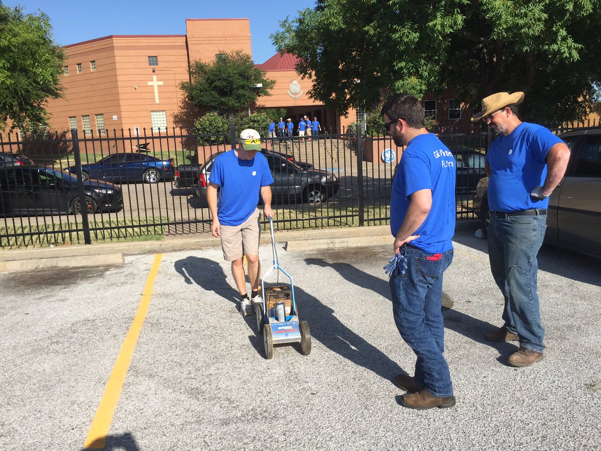 WabtecCorp's tweet photo. We're still going! Community day in Ft. Worth, TX @SalvationArmyUS helps more than 25 million ppl per year w/ a variety of services #GECares https://t.co/zvnwUc6SbT