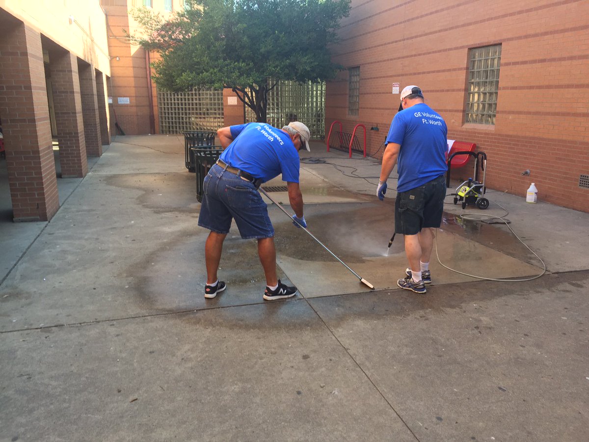 WabtecCorp's tweet photo. We're still going! Community day in Ft. Worth, TX @SalvationArmyUS helps more than 25 million ppl per year w/ a variety of services #GECares https://t.co/zvnwUc6SbT