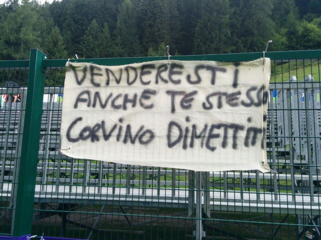 violanews's tweet photo. FOTO VN - Striscioni a Moena contro Bernardeschi e Corvino: "Dimettiti" - https://t.co/QzA4gSgae8 https://t.co/xXPD0qNPnm