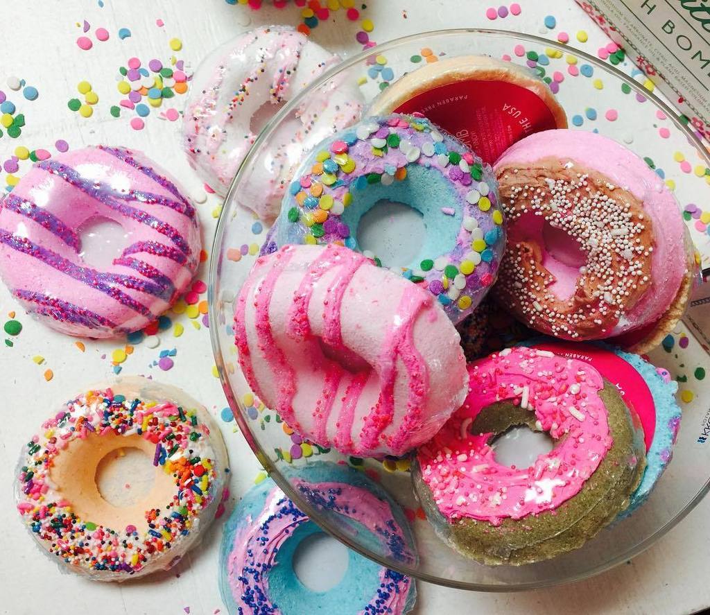 feelingsmitten's tweet photo. Donut bombs! #cake #donut #bathbomb #bathfizz #donutbathbomb #feelingsmitten #love #bathbakery #pink #sprinkles https://t.co/J76dKdlJRw https://t.co/9F3ZjtuZZA