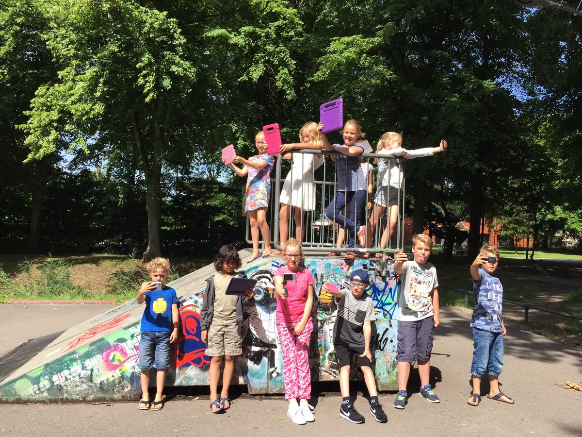 Doortjedeboer's tweet photo. Workshop Maak je eigen vlog gegeven @OBLverbindt! Allemaal enthousiaste vloggers in Oud-Beijerland! #samendoen @vrwelzijn @Ilse_Corvers https://t.co/F56FxvfySP