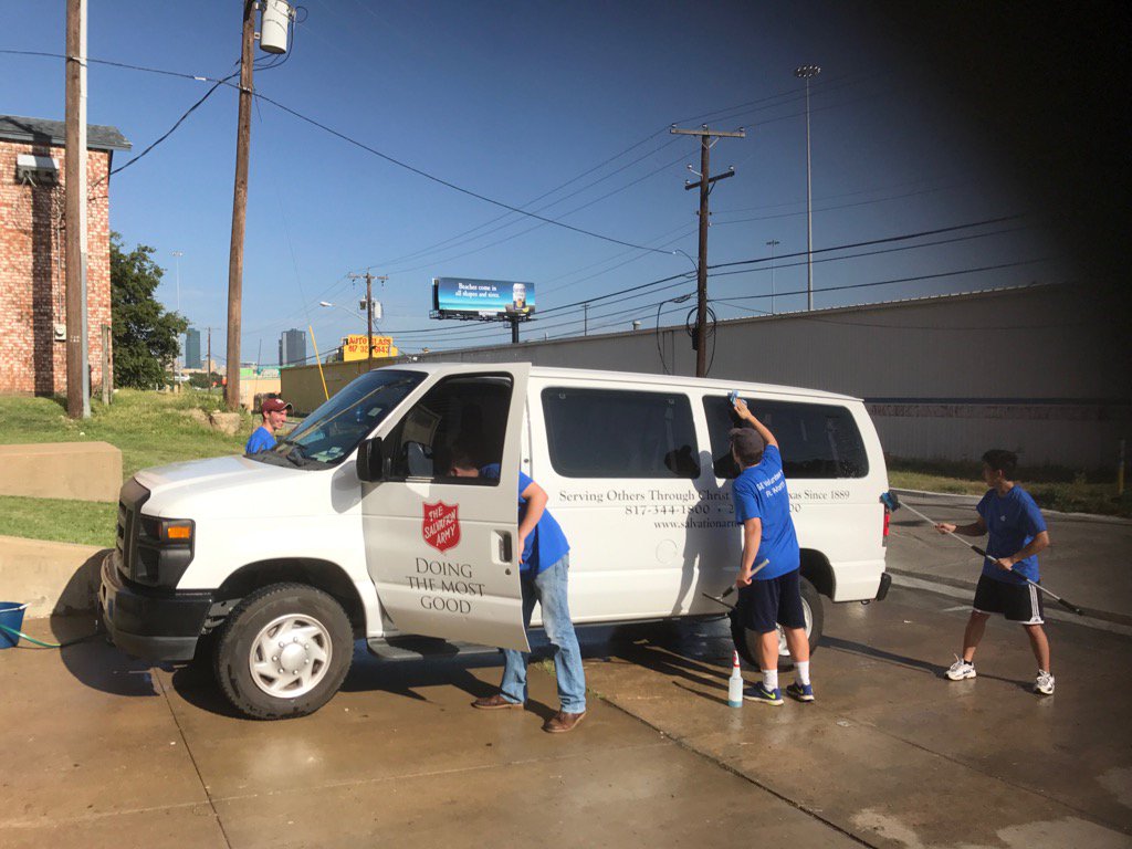 Wazzucoug1996's tweet photo. @GETRANSPORT volunteering at @SalvationArmyUS in Fort Worth cleaning, planting, serving food #GECares https://t.co/VzJhR1BUHS