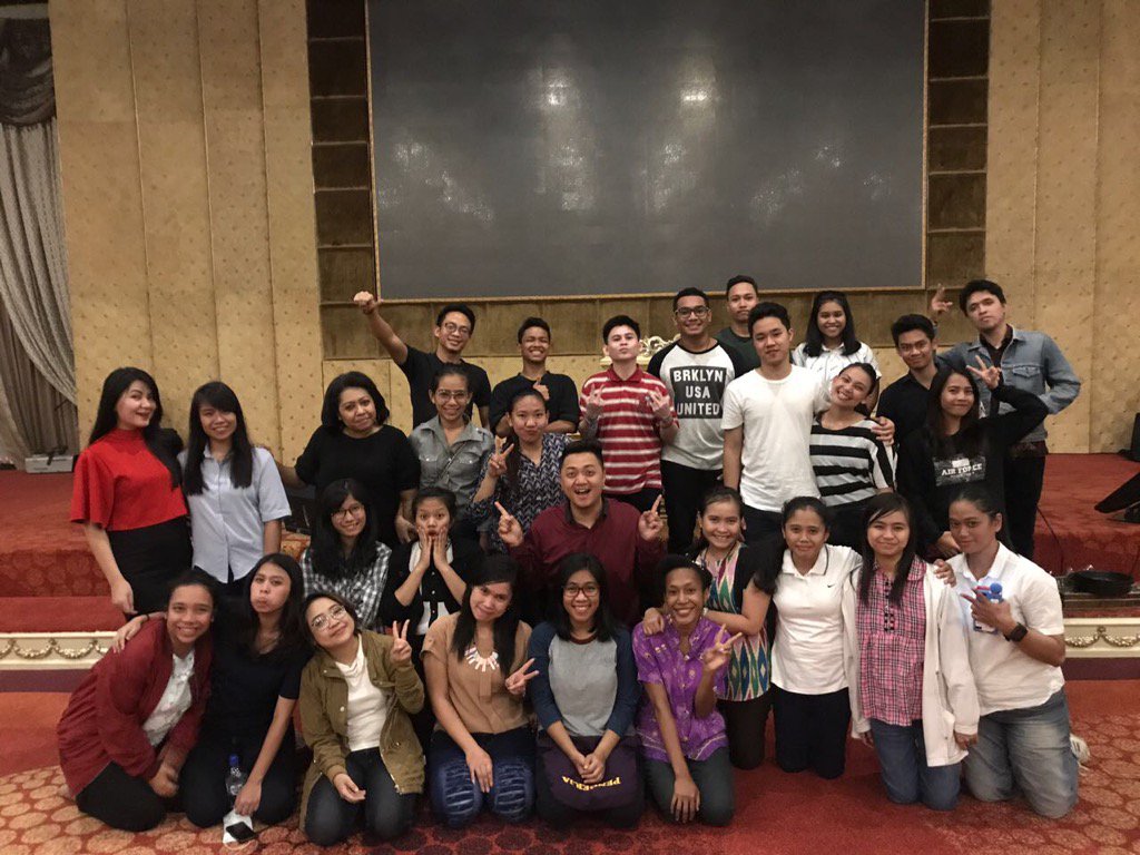PastorGilbertL's tweet photo. Laskar2 @GlowYouthID dgn semangat luar biasa mempersiapkan diri utk melayani Ibadah Minggu Glow Youth #kereen https://t.co/5pT6buqLBj